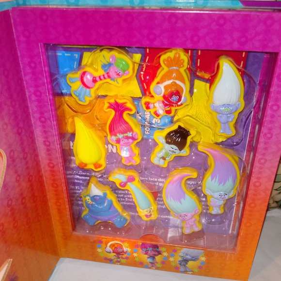 TROLLS ACTIVITY STORIES COLORFUL BOOK WITH 10 TOYS AND STORYBOOK - Picture 3 of 13